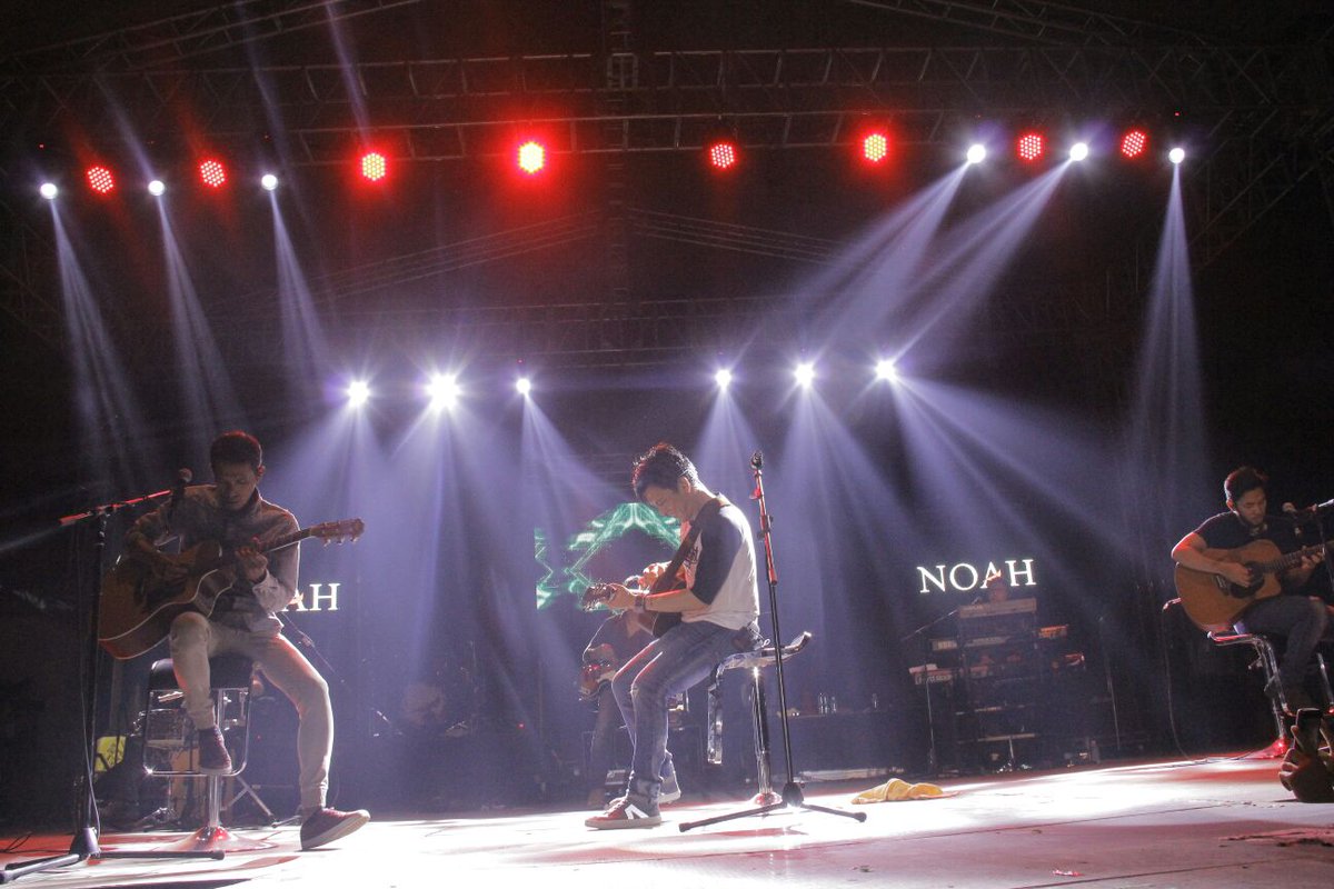 Ditengah pertunjukan kami suguhkan sesi aksutik untuk para sahabat yg sudah memadati lapangan sejak sore itu