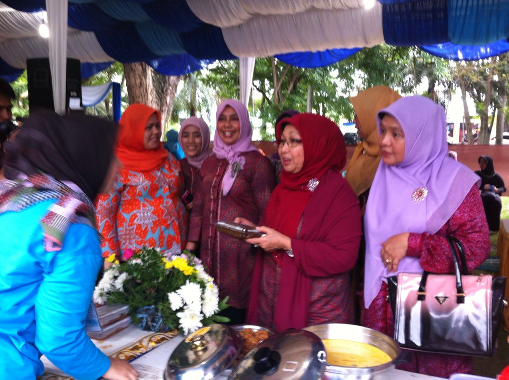 Ibu Gubernur Aceh Niazah A.Hamid sedang melakukan visit stan kuliner di Aceh Seafood Festival 2015