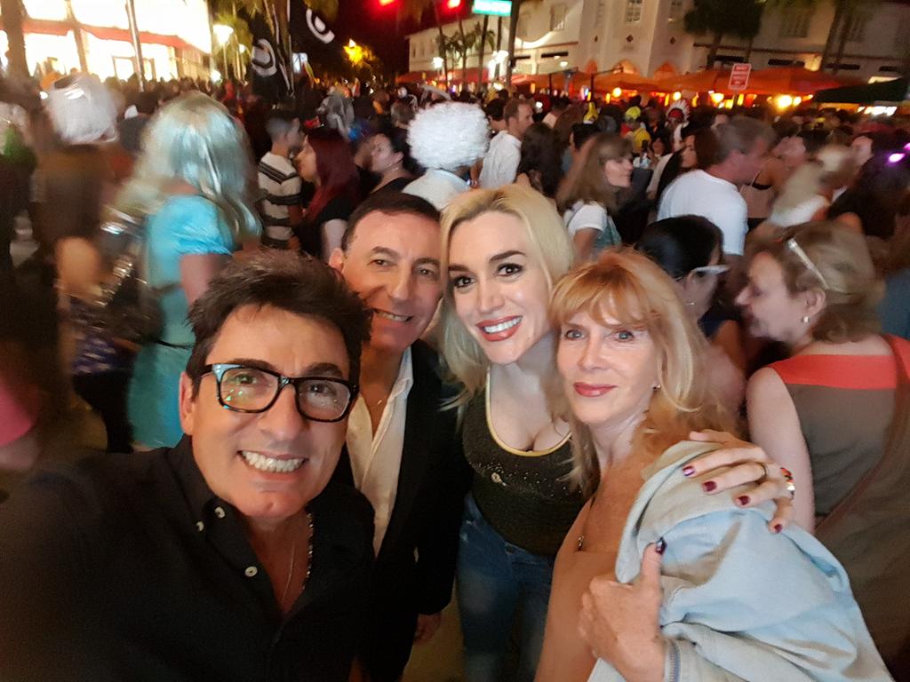 beto_cesar's tweet photo. En pleno Halloween en Lincoln Road disfrutando con @fatimaflorez #Norbe @alsubla mas seria pecado https://t.co/G7MUQtpsgM