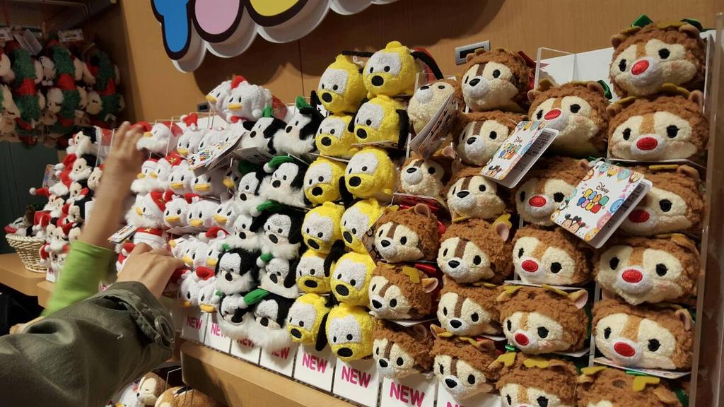 GreenAlpaca1's tweet photo. 「Not offering pick ups」was lucky to snag a new Christmas TsumTsum wreath today! https://t.co/0Q5VNO9R4K