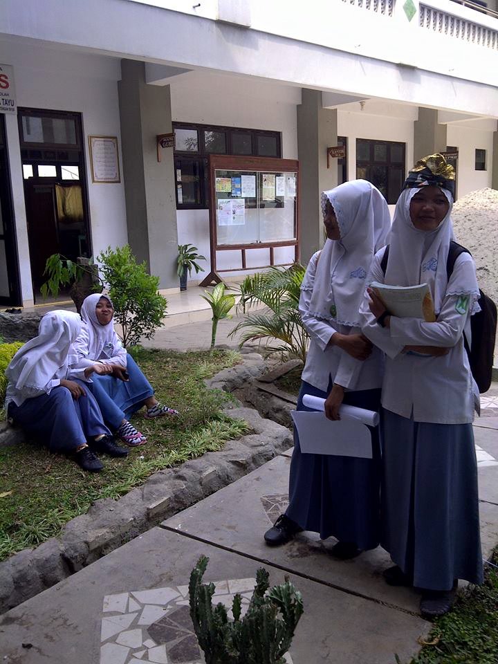 LailiyaLail's tweet photo. foto ditaman sekolah with sahabat-sahabat tercinta @DiahSidqiyaRahm  @amalia_wa  yang katanya calon mahasiswa.... https://t.co/2Tn0ed5HU3