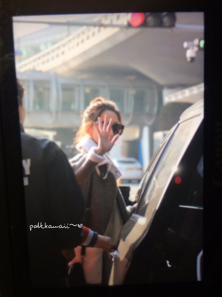 [PIC][01-11-2015]YoonA trở về Hàn Quốc vào trưa nay CStY4AJUEAE02W-