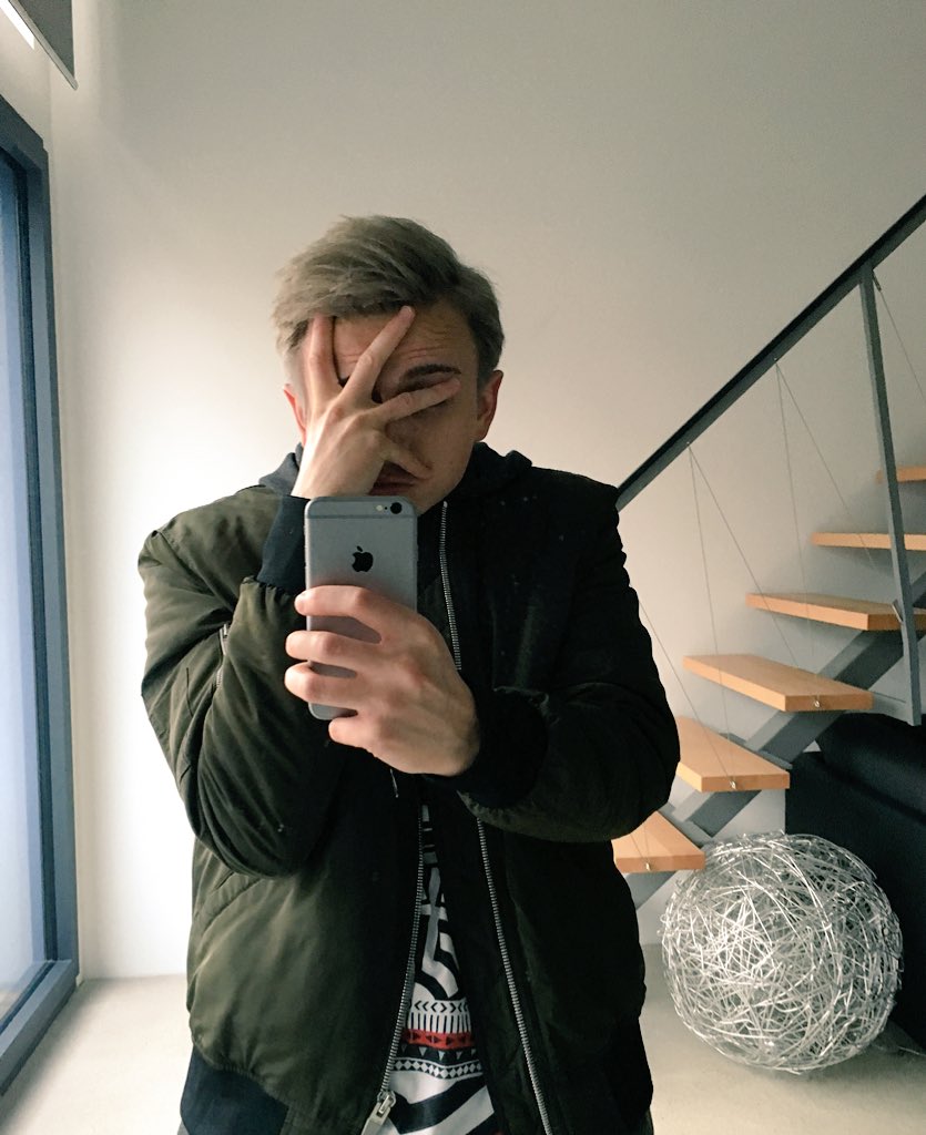 dimakoslowski's tweet photo. Wenn die Kids von heute ein cooles Bild hochladen wollen 👨🏻 #WiesoZeigtIhrNichtEuerGesicht ??? https://t.co/CyuYTl9KO1