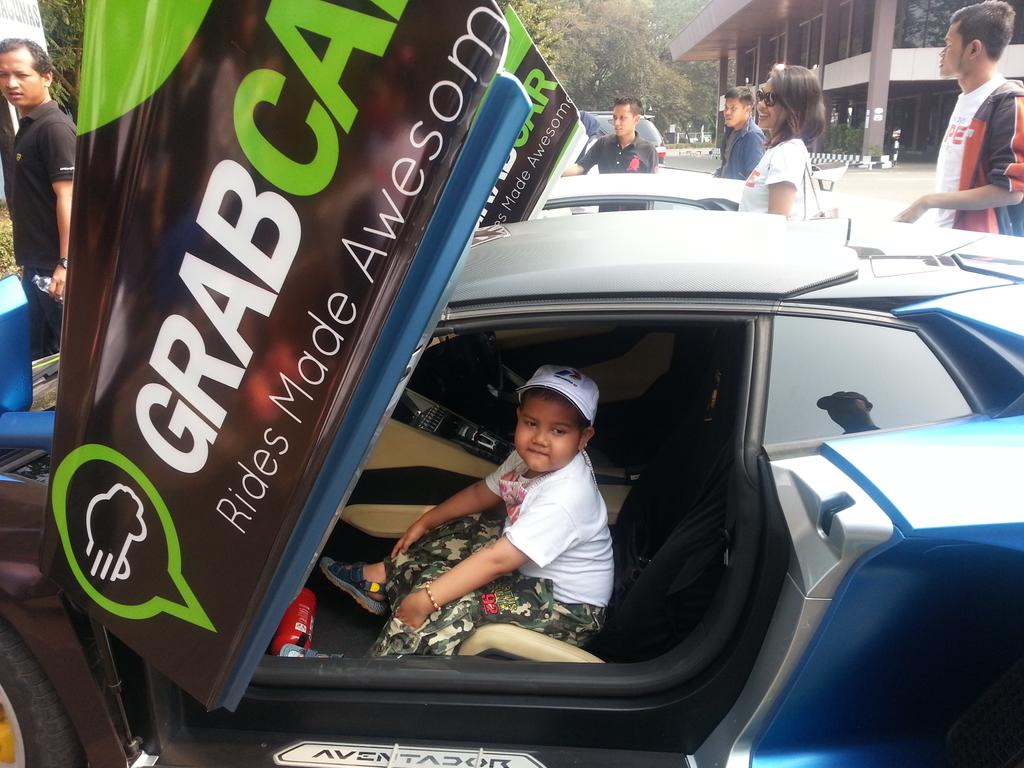 GrabID's tweet photo. Serunya adik-adik dr @RumahHarapanVCF naik mobil impian #GrabSpeed hari ini! Wah seruuuu! https://t.co/prlpvd4lj1