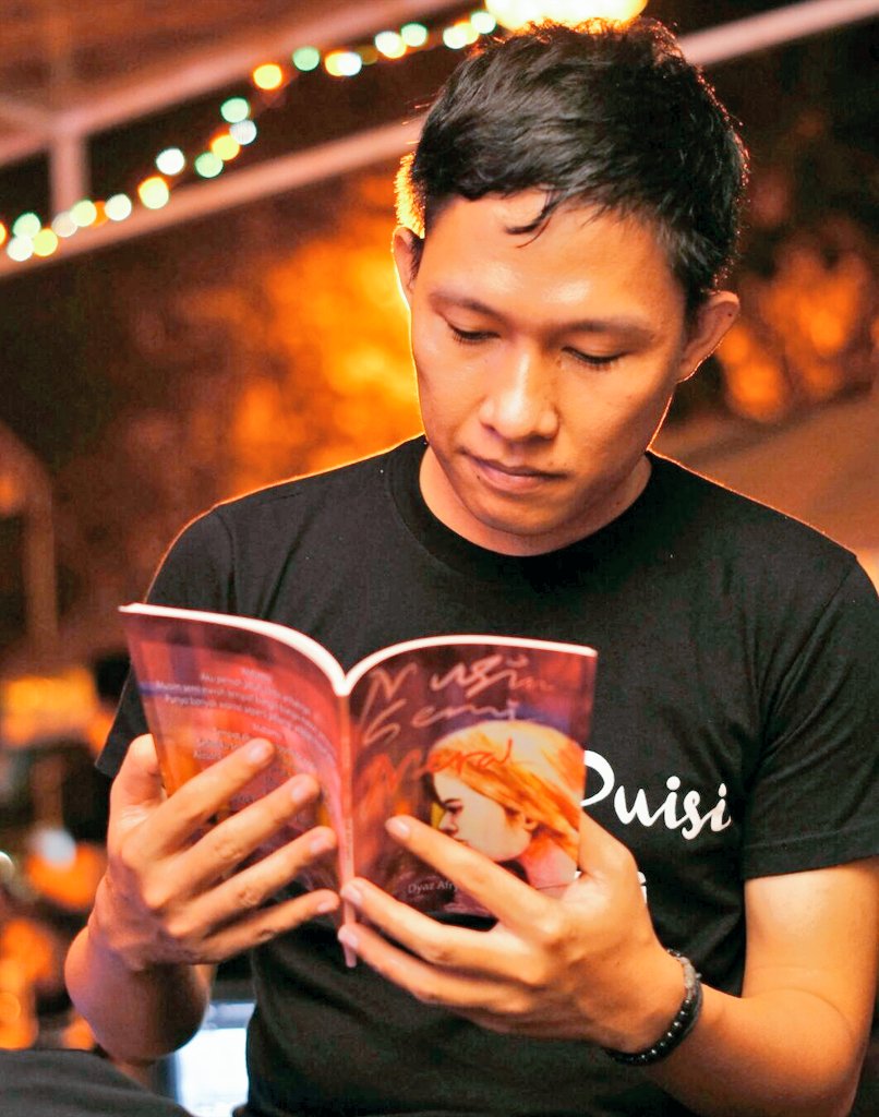 ridoarbain's tweet photo. Sedang membaca kumpulan puisi #MusimSemiMerah karya @dyazafryan. Yang suka puisi, bisa order bukunya di @nulisbuku ๐ https://t.co/iPKZ4knsIn