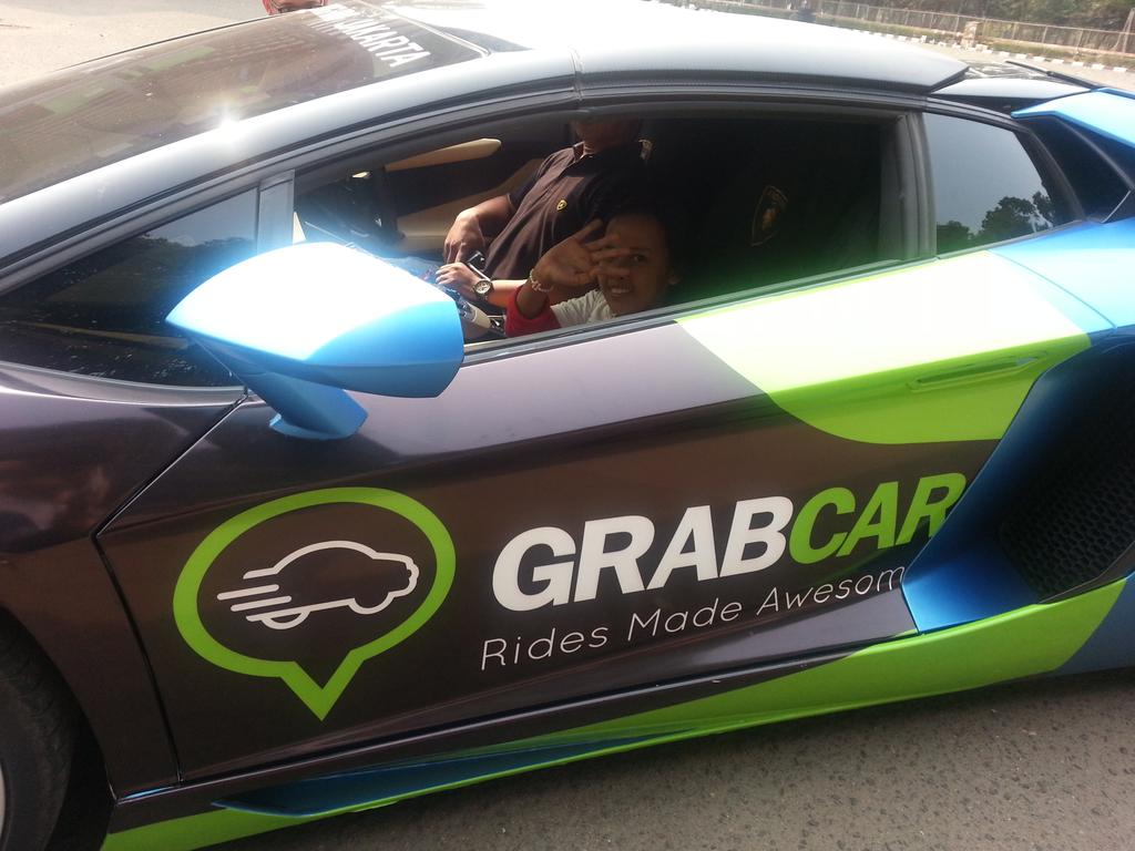 GrabID's tweet photo. Holla Tyas salah satu adik dr @RumahHarapanVCF ! Selamat menikmati perjalanan naik mobil impian #GrabSpeed ya :) https://t.co/WBNXhOOwHb