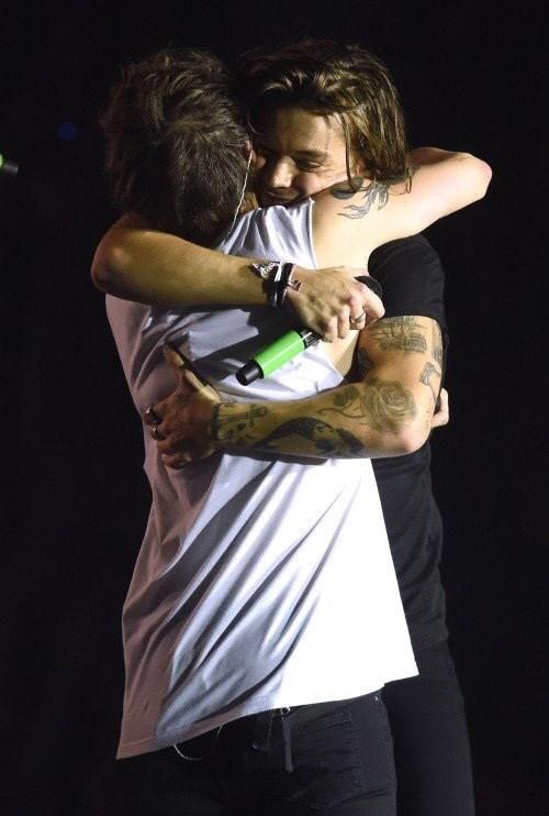 1DFansID_'s tweet photo. The boys hugging each other. -p https://t.co/jDSPsOpRdo