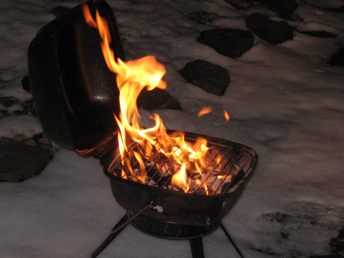 cdmtx65's tweet photo. @BBQ_Guru our sad little grill #BBQRIP https://t.co/ZdAVlzer61 #BBQGuru https://t.co/insq6OyFzN