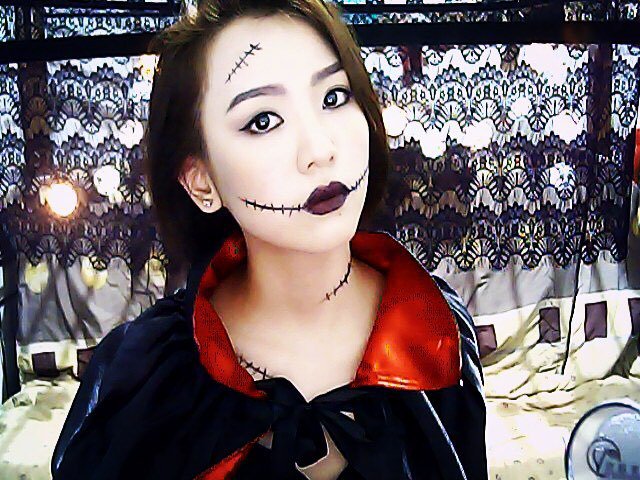 SOSDaily's tweet photo. [Instagram] sos__jl : Frankenstein just lose her cloth so she wearing the Dracula coat lol… https://t.co/zbvoFh0Few https://t.co/53JdeAthGW