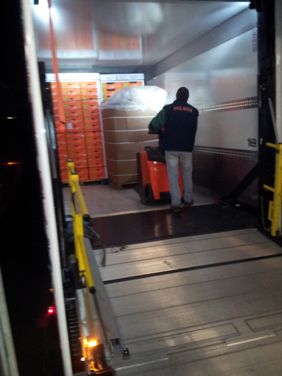 binkieo's tweet photo. Nieuwe dubbeldeksaanhangwagen van @DobbeTransport met zakkende vloer eerste x in in actie #fruit laden in #Frankrijk https://t.co/XROKLvAjNW