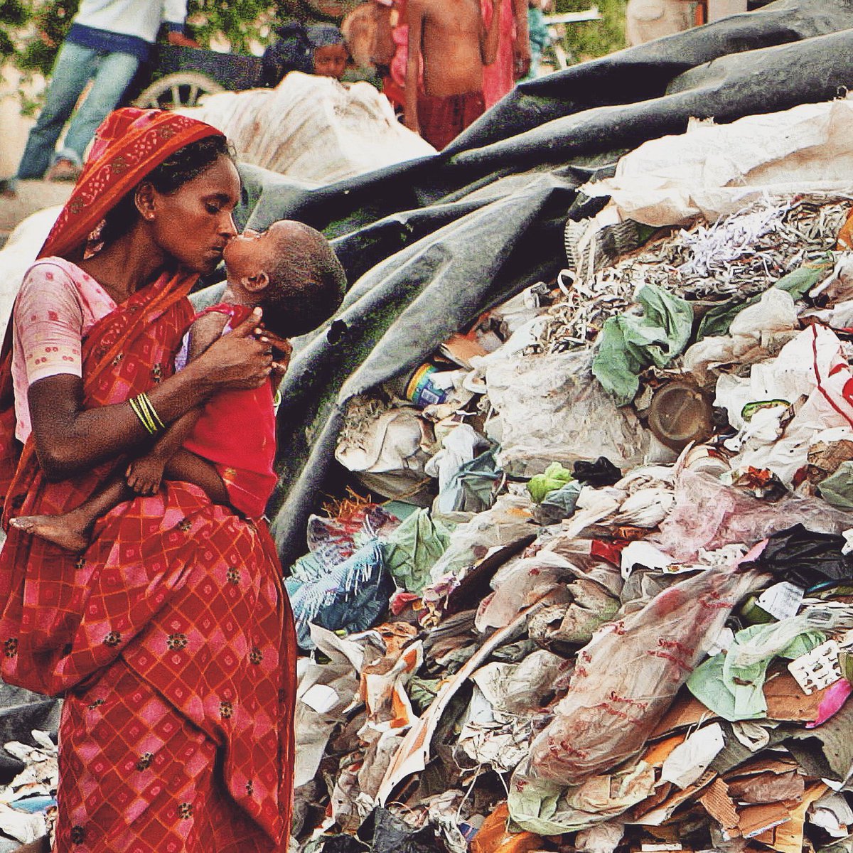 einnoir's tweet photo. The mother as she kisses her malnutrioned child beside the trash pile. 
#photography #people #probonohelps https://t.co/ybHTOlVZeZ