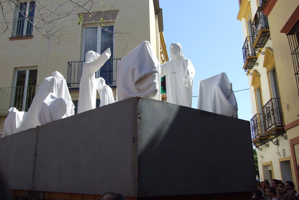 AlvaroNua's tweet photo. Y dijo herodes ; Buenos días Mundo lo únicos fantasma que asustan en Sevilla son los de la muda del Herodes. https://t.co/jKONYn97VV