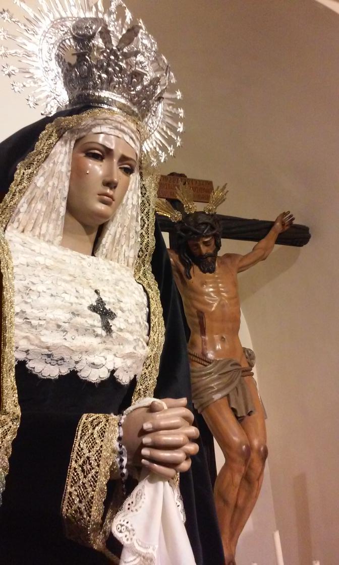LasTresHoras's tweet photo. Ya se encuentra Nuestra Señora de los Dolores ataviada de luto para el mes de los difuntos.

#OraProNobis https://t.co/l1nWpad3XA