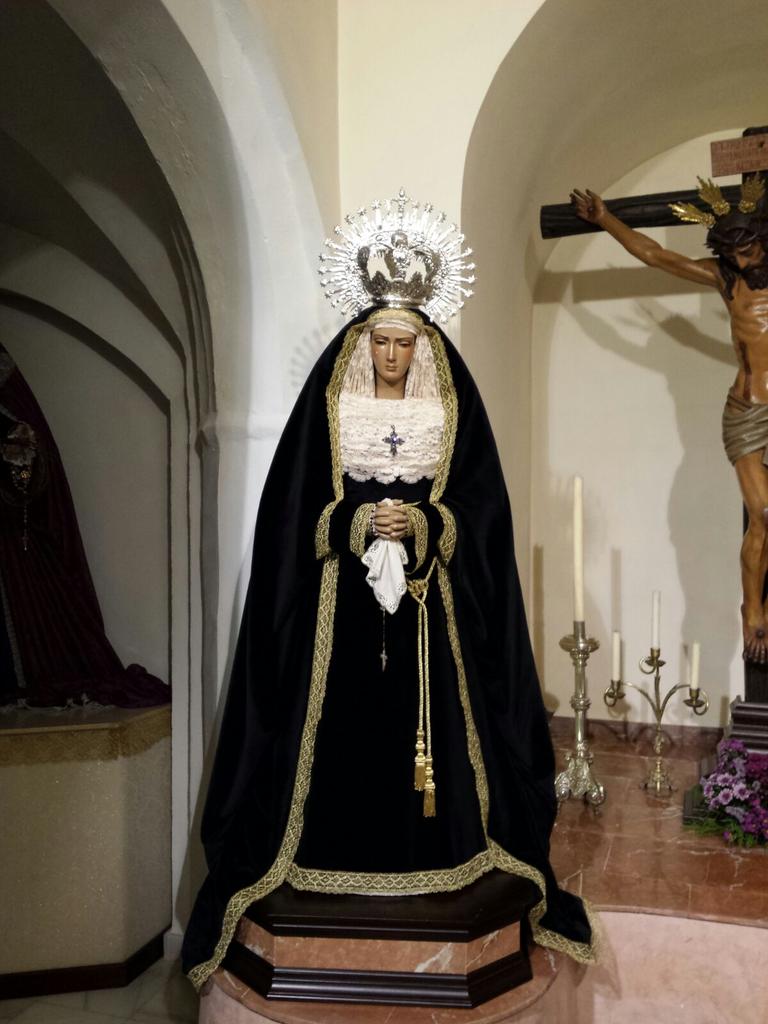 Ya se encuentra Nuestra Señora de los Dolores ataviada de luto para el mes de los difuntos.

#OraProNobis