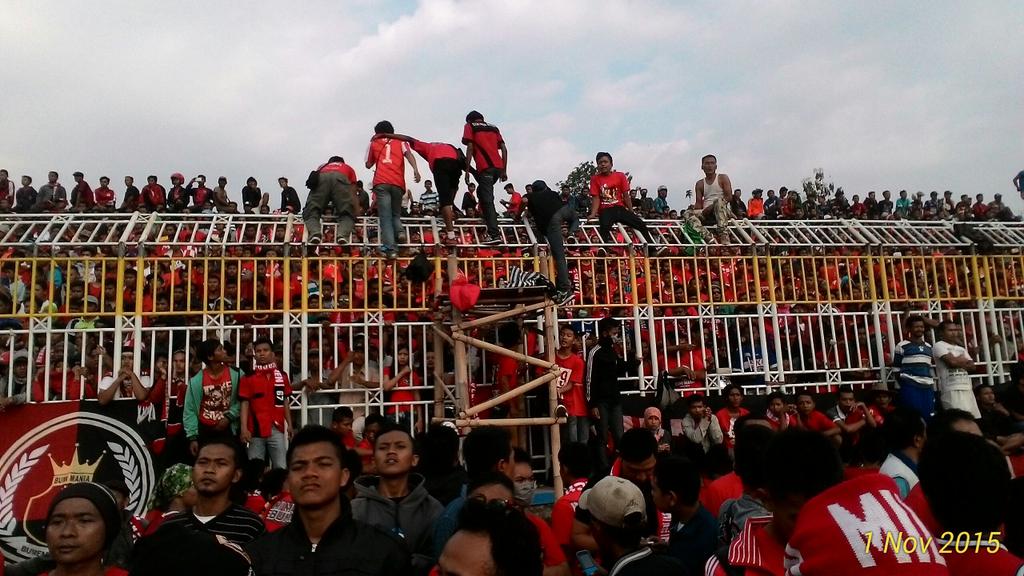 Stadion Soemitro Kolopaking dibanjiri pasukan pendukung Laskar Joko Sangkrip. #vivalajoksa