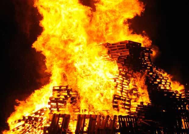 “the annual demonstration by the roughs of Rye”
ryenews.org.uk/news/bone-fire…
A bit less raucous nowadays 14.11.15 BONFIRE