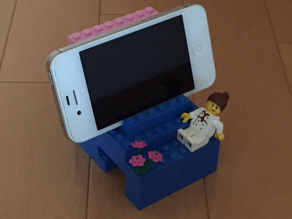 りんりん 家族がレゴブロックでスマホスタンドを作っていたので 私も真似して組み立ててみた お古のiphoneを置いてパチリ 縦置きでも充電ケーブルが使えて便利だあ T Co Riajqkjrpp Twitter