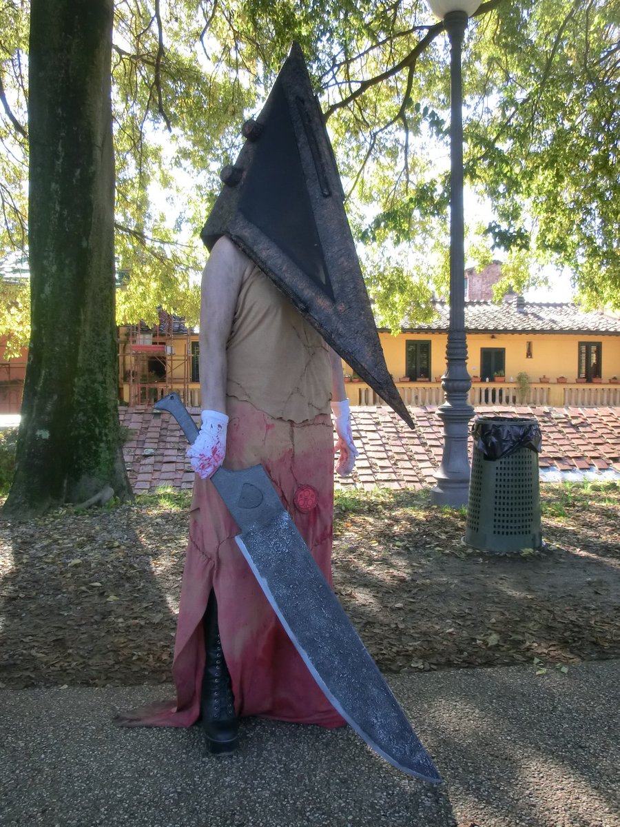 Cosplayer Transforms Into Gender-Swapped Pyramid Head