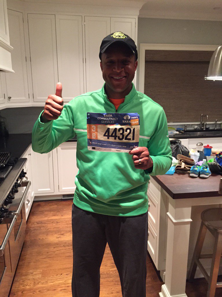 lindsayczarniak's tweet photo. Gettin ready to cheer our hearts out for this guy in the @nycmarathon you inspire us @craigmelvin #tothemoonandback https://t.co/43NyJkK7y6