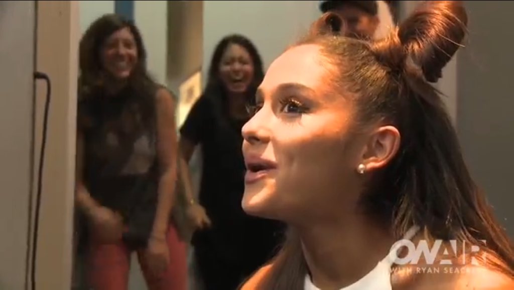 agbupdatesxoxo's tweet photo. -NEW PHOTOS- Ariana being scared by Ryan 😂 https://t.co/d37vXPeCIj