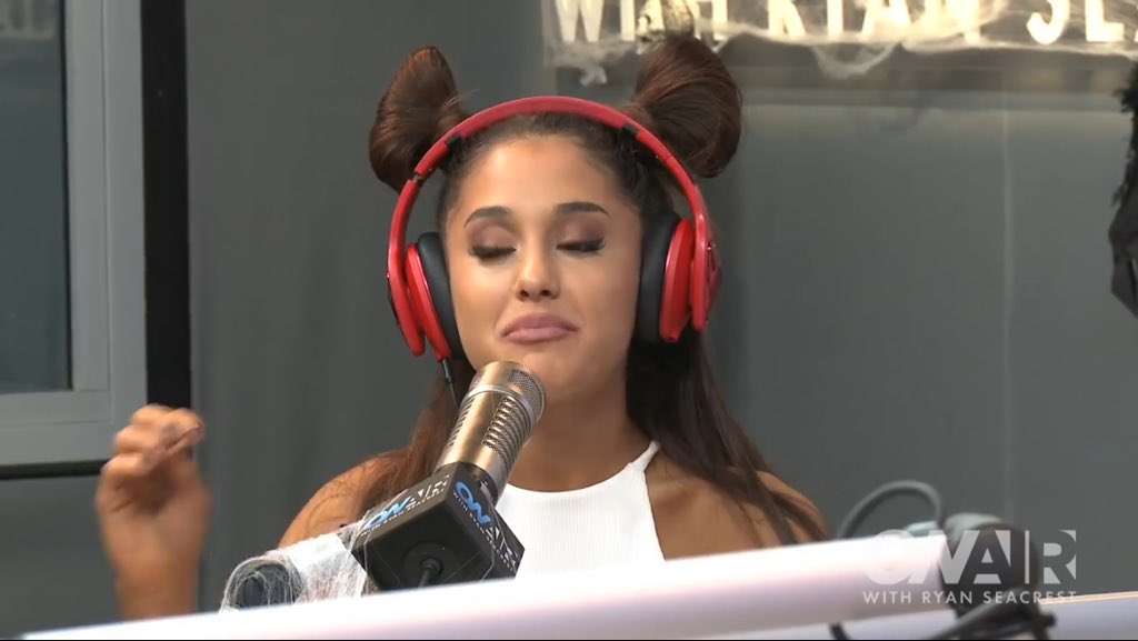 agbupdatesxoxo's tweet photo. -NEW PHOTOS- Ariana talking with Ryan https://t.co/fIrn4lcnWq