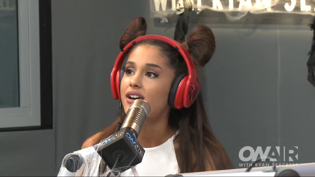 agbupdatesxoxo's tweet photo. -NEW PHOTOS- Ariana talking with Ryan https://t.co/fIrn4lcnWq