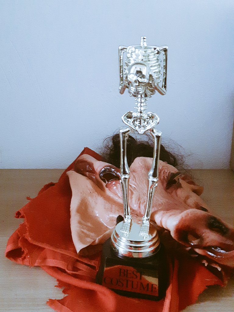 SinaRules1's tweet photo. Danke nochmal an alle, die mir mit ihrer Stimme zum besten Kostüm des Abends verholfen haben!🎃Fühle mich sehr geehrt https://t.co/G3KlJaWySB
