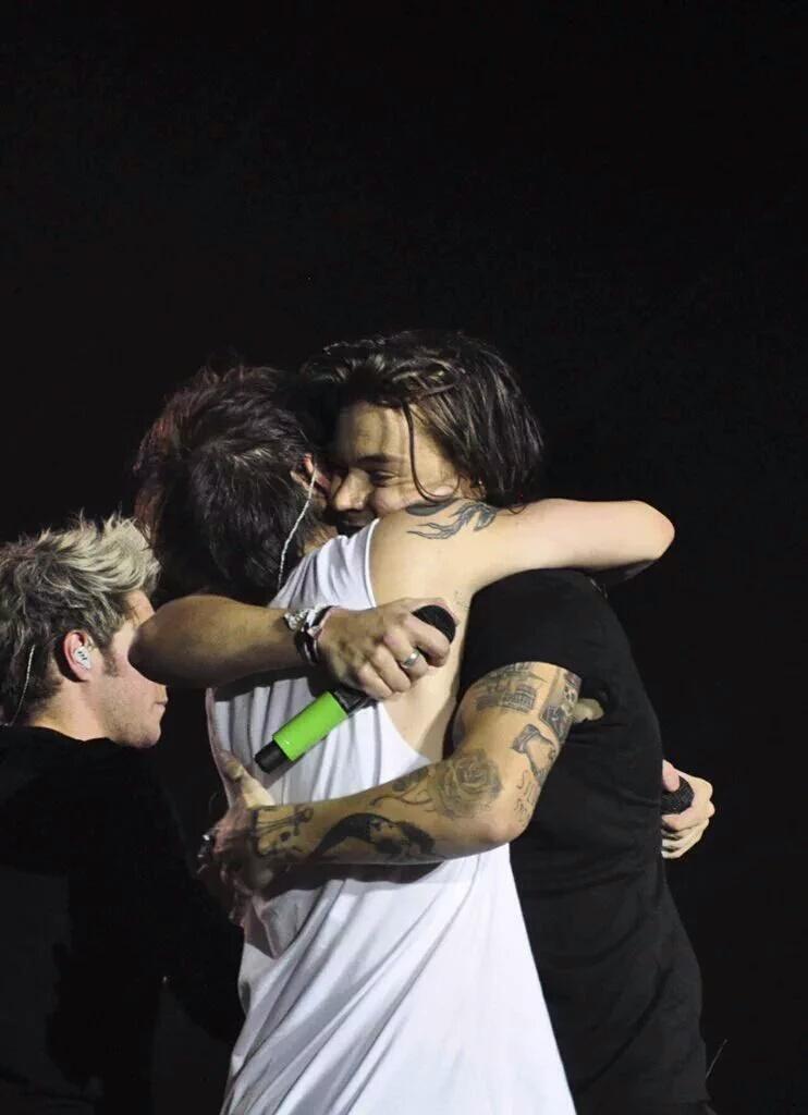 simplylarryxx's tweet photo. HARRYS SQUISHED CHEEK OMFG. #LarryHug https://t.co/W7MpWb4gZ1