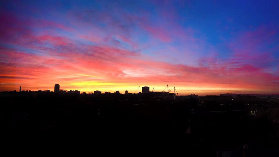 L8ons's tweet photo. Cardiff wakes to a beautiful Autumn morning #millenniummornings #goodmorningcardiff #sunrise #pontcanna #cdfviews https://t.co/1mFoGgQLxM