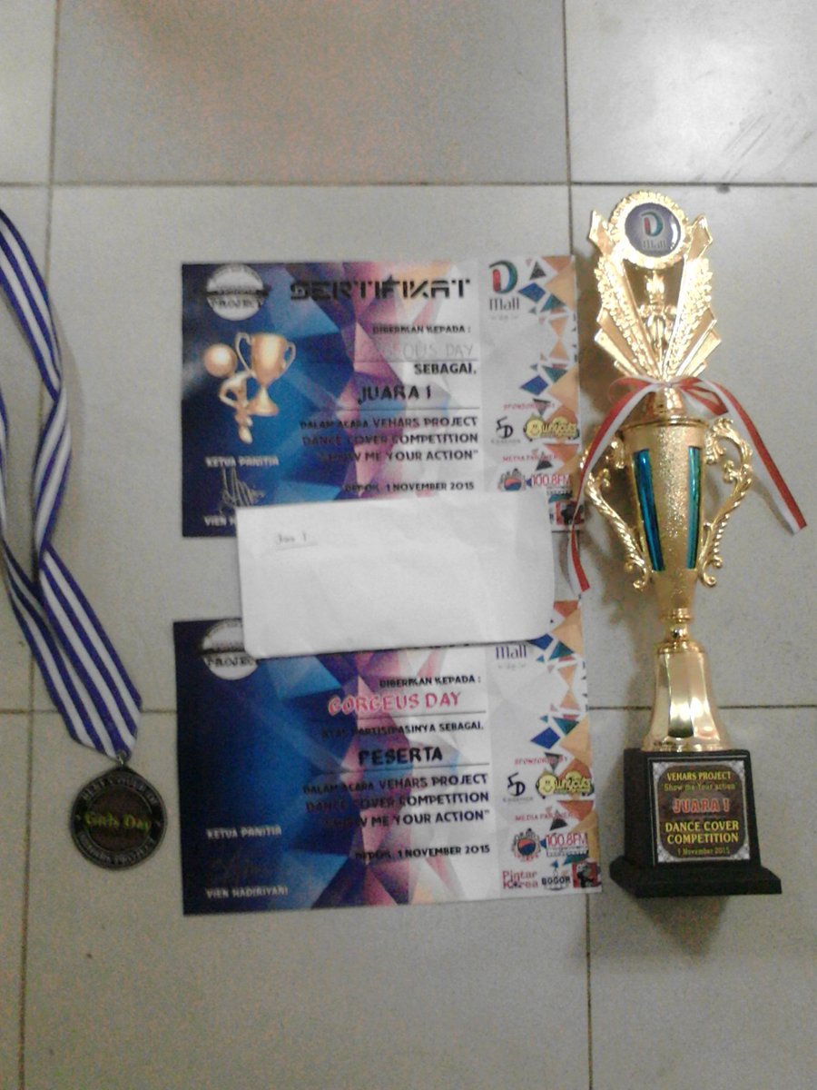 alhamdulillah. terimakasih buat <a href="/VeharsProject/">Vehars Project</a> , juri, dan buat semua yg sudah mendukung gorgeous day.. SARAHAE!! <3