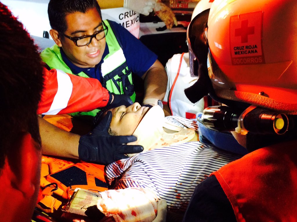 emestoax's tweet photo. Volcadura sobre la Carret.175 a la altura del crucero de la experimental.1lesionado trasladado por @cruzrojaoaxaca https://t.co/jKXmiFRqJj