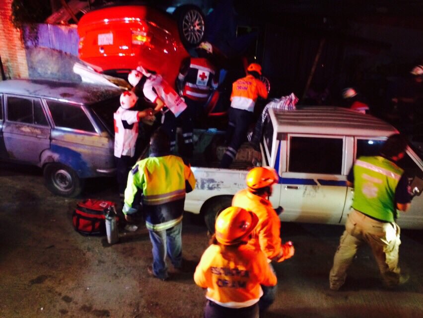emestoax's tweet photo. Volcadura sobre la Carret.175 a la altura del crucero de la experimental.1lesionado trasladado por @cruzrojaoaxaca https://t.co/jKXmiFRqJj