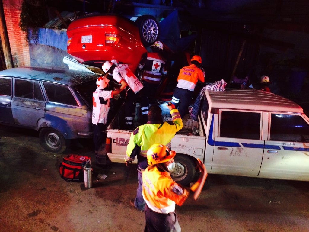 emestoax's tweet photo. Volcadura sobre la Carret.175 a la altura del crucero de la experimental.1lesionado trasladado por @cruzrojaoaxaca https://t.co/jKXmiFRqJj