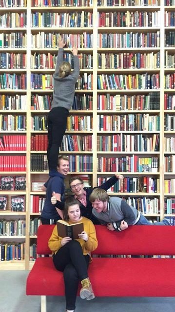 SandraTonne's tweet photo. Skal ikke kimse av god litteratur. https://t.co/ZPXemU2Etd