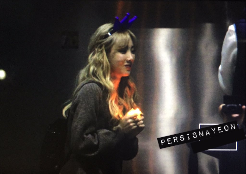 persisNayeon's tweet photo. 151101 Taeyeon 💜👑 น่ารักกมีการขอเทียนกลับบ้านไปด้วย พอได้มาละก็ดีใจยังกะเด็กน้อย >< https://t.co/kUCPU4ZXTo