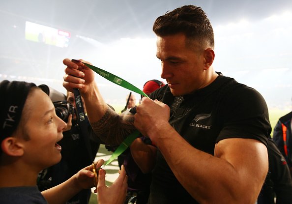 What a gesture this was from New Zealand's Sonny Bill Williams.

Full story: bbc.in/1NK0bHV #RWCFinal