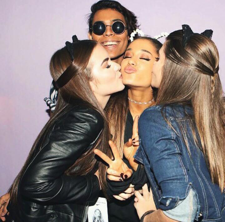 MariaBrasil_IND's tweet photo. Maria &amp; Mafe Meet &amp; Greet at Honey Moon Tour Sao Paulo, Brasil with @ArianaGrande 😍 https://t.co/A9Y9YKEWPr