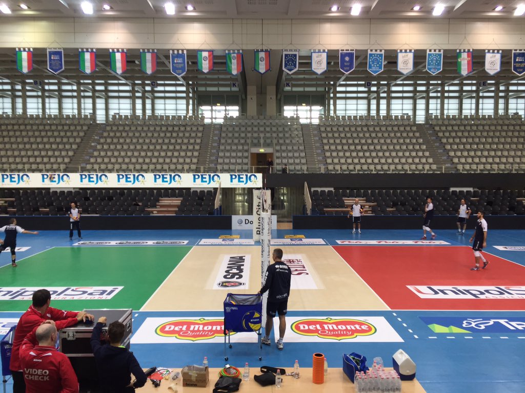trentinovolley's tweet photo. #PalaTrento, rifinitura mattutina prima dell'esordio casalingo in #SuperLega con #Padova https://t.co/9t2j6TJ6f3
