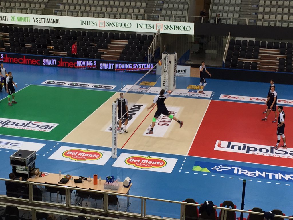 trentinovolley's tweet photo. #PalaTrento, rifinitura mattutina prima dell'esordio casalingo in #SuperLega con #Padova https://t.co/9t2j6TJ6f3