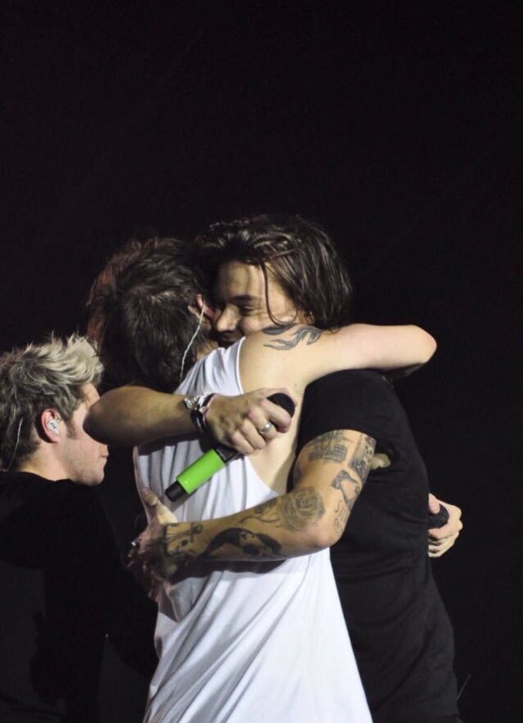 moshpitkitty's tweet photo. CAN SOMEBODY HUG ME RIGHT NOW :( #GoodbyeOTRA https://t.co/q3RXomQPll