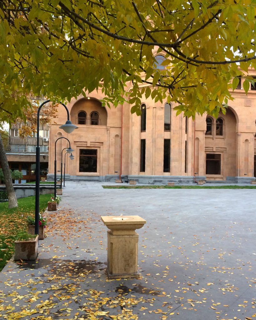 raz2tri's tweet photo. #raz2triphoto #yerevanstreets #pulpulak #armenianautumn My favorite pulpulak near Catogike church. https://t.co/DniSfeMRKi