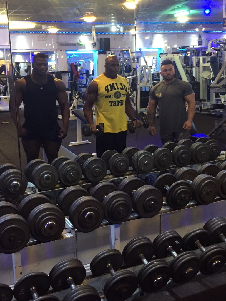 Old school and the new school. You can never stop learning #meandcnp #cnp <a href="/pat_pw/">pat warner</a> @NayRobOfficial <a href="/zeezgym/">Azeez Salu</a>