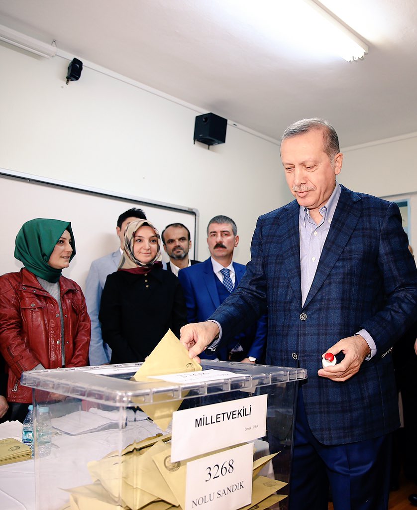 RTErdogan's tweet photo. Bugün kullanılan oyların milletimiz için hayırlara vesile olmasını temenni ediyorum. https://t.co/KtWQfUKTix