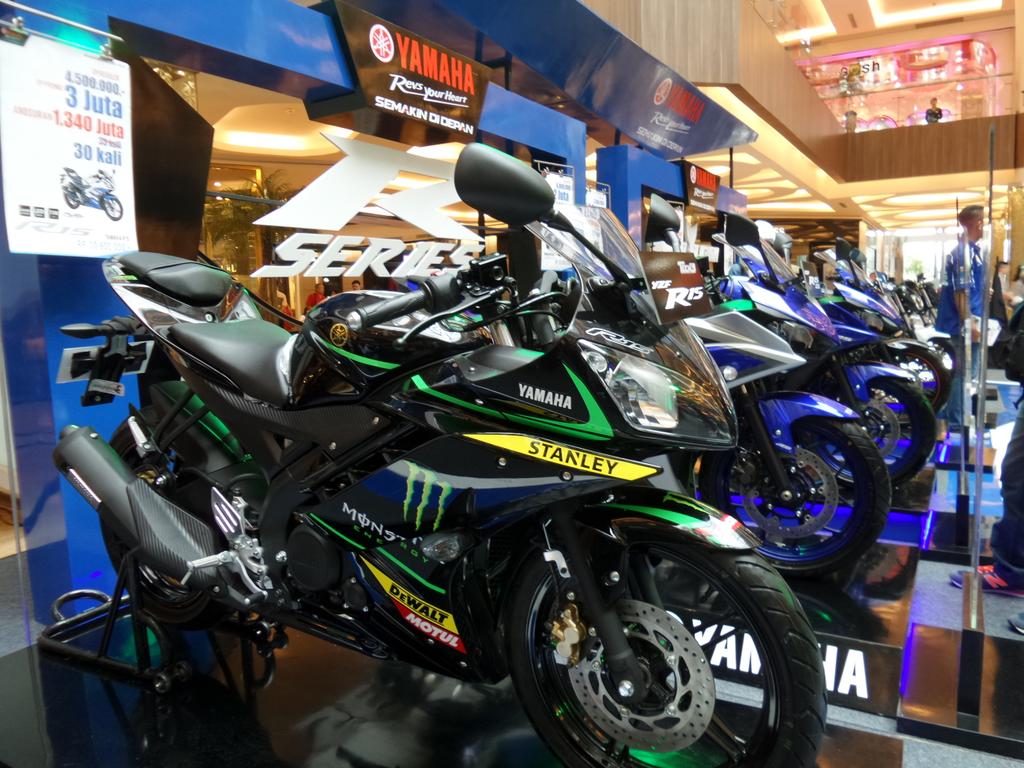 YamahaJabar's tweet photo. Yamaha R Series, mangga dipilih.. dipilih... :D #yms2015 @YamahaIndonesia https://t.co/QT00CGJbBx
