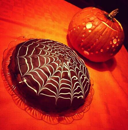 DaRosMonica's tweet photo. #Halloween 
#Jack-o-lantern #CobwebCake https://t.co/NWMwh3DPfE