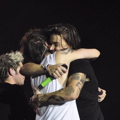 psychosaru's tweet photo. E che t' mporta se un abbraccio ti rompe le costole, quando ti aggiusta il cuore?👬
Larry shipper sempre e comunque.🌈 https://t.co/2AX4c6HJ8y