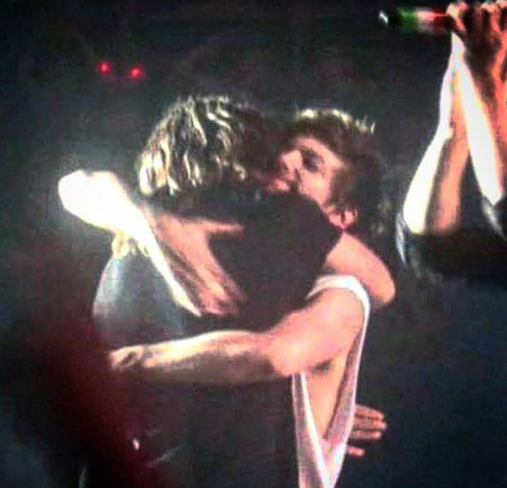 psychosaru's tweet photo. E che t' mporta se un abbraccio ti rompe le costole, quando ti aggiusta il cuore?👬
Larry shipper sempre e comunque.🌈 https://t.co/2AX4c6HJ8y