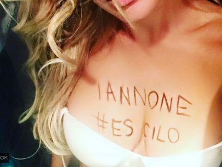 sportmediaset's tweet photo. La ex di Lorenzo @Elena_Morali sta con Rossi: "Iannone #escilo"
>https://t.co/VJzpCtkxTF< https://t.co/Tbr3EuEiKU
