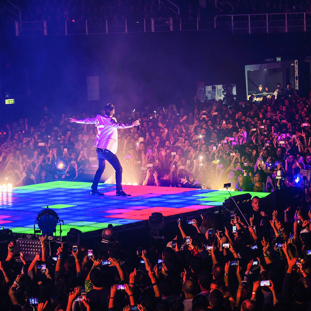 CremoniniCesare's tweet photo. Bologna 1/2 #PiuCheLogicoTour2015 https://t.co/XdUx5jk6to