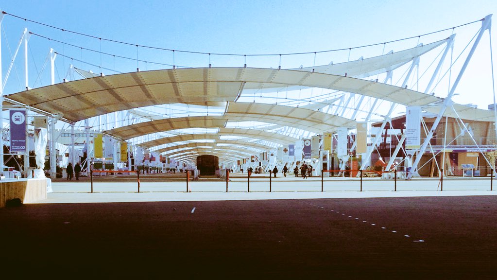 Expo2015Milano's tweet photo. Ieri, 21 milioni di persone. Domani, i cantieri di smontaggio. 
Oggi, il vuoto.
#Expo2015 #thedayafter https://t.co/3MiwUyHf5P